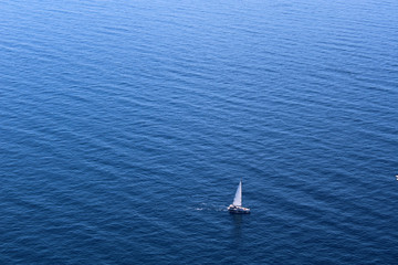 Barca a vela solitaria