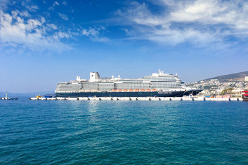Fototapeta na wymiar big cruise ship on the sea