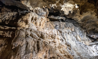 Stalaktitten in der Grotta del Vento in Italien