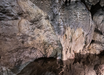 Stalaktitten in der Grotta del Vento in Italien