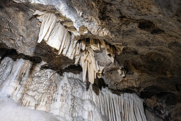 Stalaktitten in der Grotta del Vento in Italien