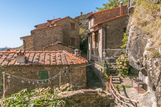 Rocca Ricciarda, minuscolo borgo sotto la Croce del Pratomagno