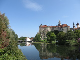 Fototapeta premium Sigmaringen, Deutschland: Das Schloss Sigmaringen spiegelt sich in der Donau