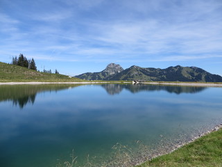 Fototapeta na wymiar Wendelstein, Bayern: Der markante Berg spiegelt sich im Wasser