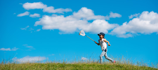虫取りをする子供