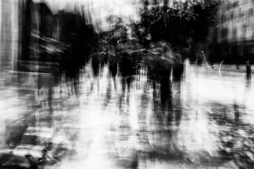 Photo sur Aluminium Noir et blanc Longue exposition de piétons marchant le long de la rue principale - tremblement intentionnel de l& 39 appareil photo pour introduire un effet impressionniste et des traînées lumineuses - filtre créatif appliqué créant une esthétique fantomatique