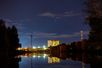 Naklejka premium lake surrounded by autumn trees