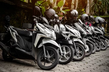 Foto op Canvas Motorfietsen groeperen parkeren op straat in de stad tijdens avontuurlijke reis. © 9parusnikov