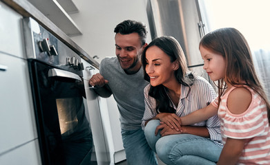 Fototapeta premium Family in kitchen