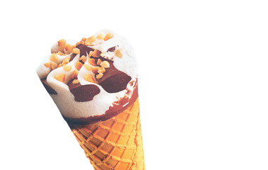 Gelado de cone com amêndia e chocolate