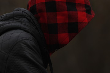 jeune homme Capuche rouge