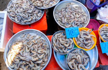 Shrimp to cook a variety of tasty and healthful , Sales in the market      