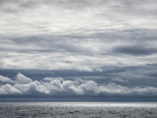 Naklejka na ściany i meble Wolken über dem Meer