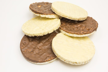 heap of puffed white and brown chocolate rice cakes