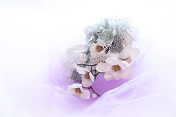 白いモクレンと銀色の紫陽花の花束（造花）