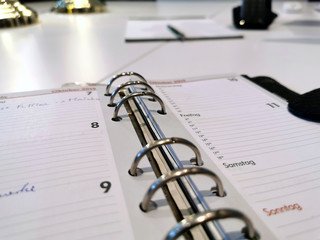 Analoger Terminkalender mit Wochenplan