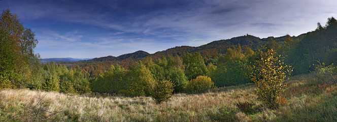 Panorama z ze szlku na Koziarz widok na Koziarz i wieżę widokową © Ola i Eryk