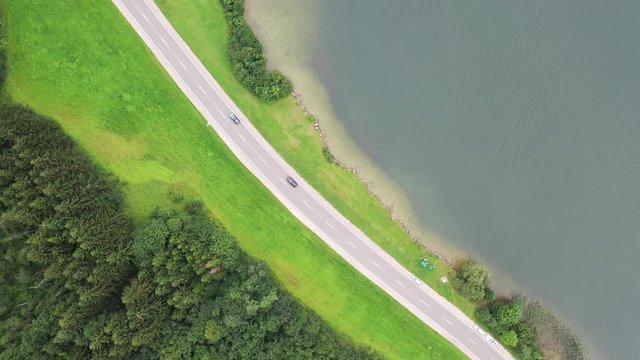 Stra&szlig;e an einem See