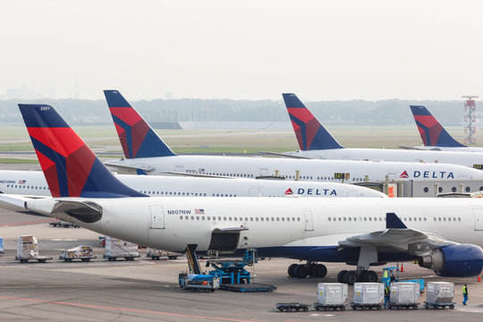 Delta Air Lines Airplanes Amsterdam Schiphol Airport