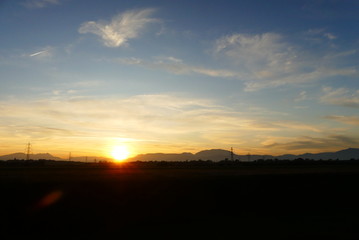 Sonnenuntergang hinter den Bergen