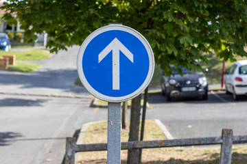 panneau d'obligation d'aller tout droit