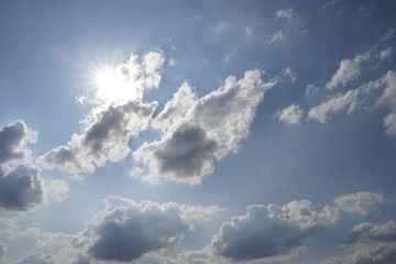 Wolke am Himmel mit Sonne dahinter