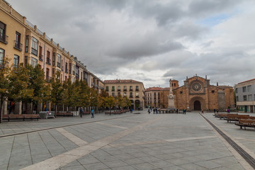 Obraz premium AVILA, SPAIN - OCTOBER 19, 2017: Santa Teresa de Jesus square and San Pedro Apostol church in Avila.