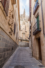Fototapeta na wymiar Narrow alley leading to the Cathedral of Segovia, Spain