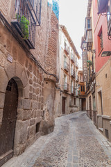 Fototapeta na wymiar TOLEDO, SPAIN - OCTOBER 23, 2017: Narrow street in the old town of Toledo, Spain