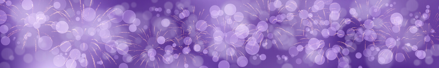 Violetter Silvesterhintergrund mit Feuerwerk und Bokeh Effekt im breiten Format
