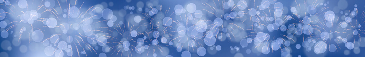 Blauer Silvester Hintergrund mit Feuerwerk und Bokeh im breiten Format