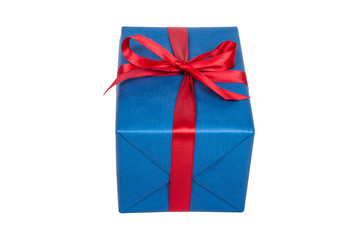 Blaues Weihnachtsgeschenk mit roter Schleife als Freisteller