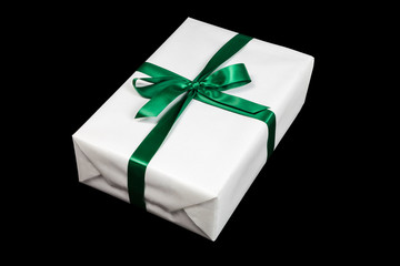 Weißes Weihnachtsgeschenk mit grüner Schleife als Freisteller