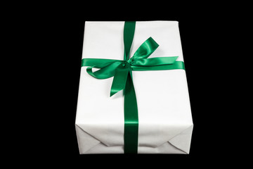 Weißes Weihnachtsgeschenk mit grüner Schleife als Freisteller