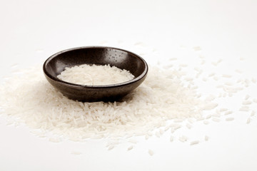 Obraz na płótnie Canvas white rice in a plate on a white table