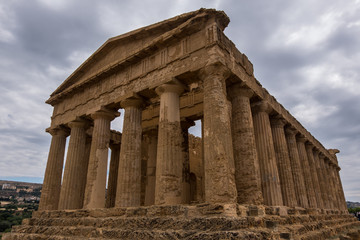 Obraz premium Ruins of ancient Greek stone temples. Valley of the Temples, Agrigento, Italy
