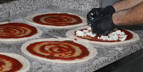 Fase della preparazione della pizza