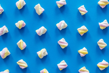 Marshmallows pattern on blue background top view flat lay