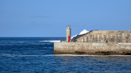 faro entrada y muelle pesquero 