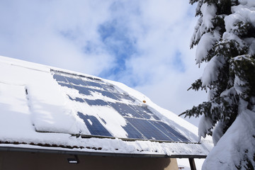 Solaranlage im Winter mit Schnee auf dem Dach