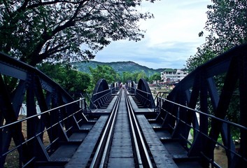 Fototapeta na wymiar Vía del ferrocarril sobre el puente construido sobre el río Kwai en Kanchanaburi, Tailandia.