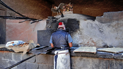 Boulanger traditionnel au Pérou qui fait son pain