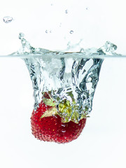 Erdbeeren fallen ins Wasser