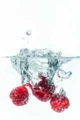 Himbeeren fallen ins Wasser