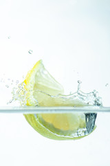 Fototapeta na wymiar Zitrone fällt ins Wasser
