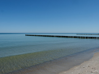 Buhnen in der ruhigen Ostsee