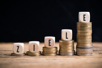 Eurostapel symbolisieren steigendes Vermögen durch sparen