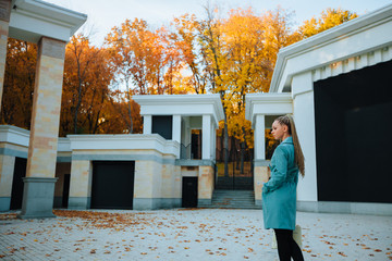 The girl walks in autumn