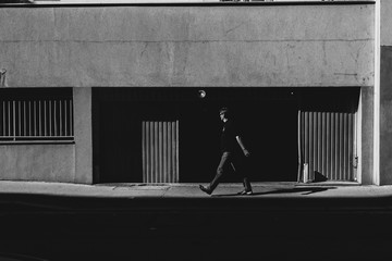 Homme qui marche © Michael Aubigny