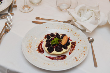 Dolce con crema e frutti di bosco servito in un ristorante